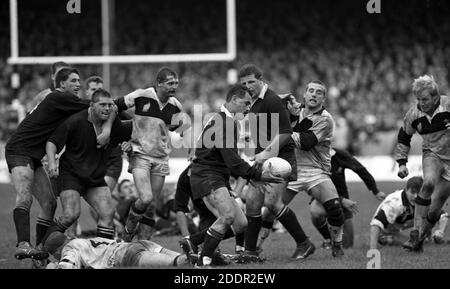 25 octobre 1989 Rugby Union Neath versus The All Blacks, The Gnoll, Neath, pays de Galles. Va'Aiga Tuigamala se dégage pour l'action de match en Nouvelle-Zélande en face de 12,000 fans. Photo de Tony Henshaw Banque D'Images