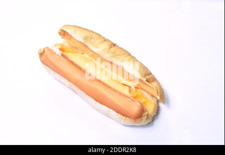 hot dog avec nourriture rapide au fromage sur fond blanc Banque D'Images