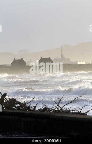 Prestwick, Ayrshire, Écosse, vent élevé et marée élevée provoquent une onde de tempête et de grandes vagues de s'écraser au-dessus de la promenade.L'horizon d'Ayr et les maisons saltpas peuvent être vus en arrière-plan.à l'extrémité sud de la plage principale de Prestwick, les deux maisons de sel Pan sont encore debout qui remontent à 1760.Sur le hoizon, on peut voir la ville du comté d'Ayr avec la mairie dominant Banque D'Images