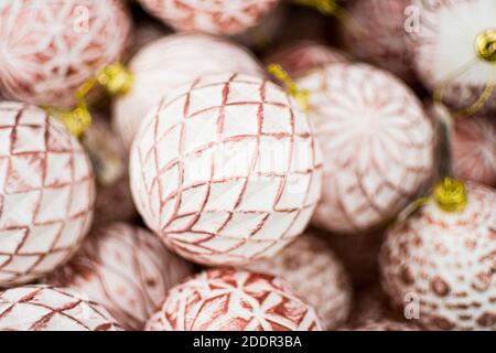 Boules de Noël en céramique gros plan, mise au point douce Banque D'Images