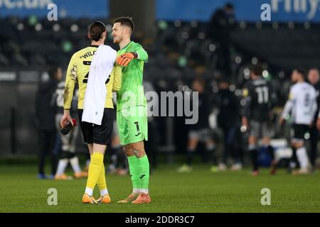 Keiren Westwood, le gardien de but de Sheffield mercredi (l) et Freddie Woodman, gardien de but de Swansea, ont embrassé à plein temps.EFL Skybet championnat match, Swansea City v Sheffield mercredi au Liberty Stadium de Swansea le mercredi 25 novembre 2020. Cette image ne peut être utilisée qu'à des fins éditoriales. Utilisation éditoriale uniquement, licence requise pour une utilisation commerciale. Aucune utilisation dans les Paris, les jeux ou les publications d'un seul club/ligue/joueur. photo par Andrew Orchard/Andrew Orchard sports photographie/Alamy Live news Banque D'Images