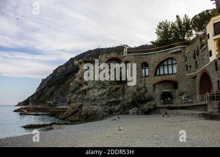 Monterosso al Mare, Italie - 8 juillet 2107 : vue sur la statue d'il Gigante et la villa de la Casa del Gigante sur la plage de Fegina, le jour d'été Banque D'Images