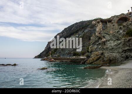 Monterosso al Mare, Italie - 8 juillet 2017 : vue sur la statue d'il Gigante sur la plage de Fegina, le jour d'été Banque D'Images