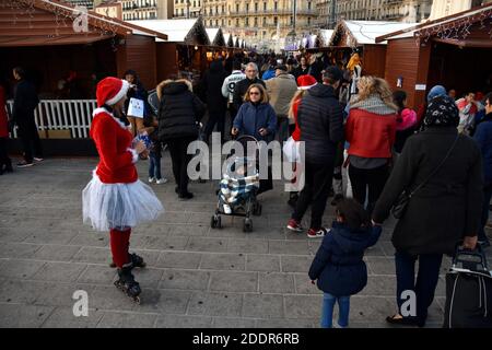 Marseille, France. 25 novembre 2017. Le Père Noël et les gens vus sur le marché de Noël au Vieux-Port de Marseille.toutes les grandes villes françaises ont annulé leur marché de Noël en raison du coronavirus crédit: Gerard Bottino/SOPA Images/ZUMA Wire/Alay Live News Banque D'Images