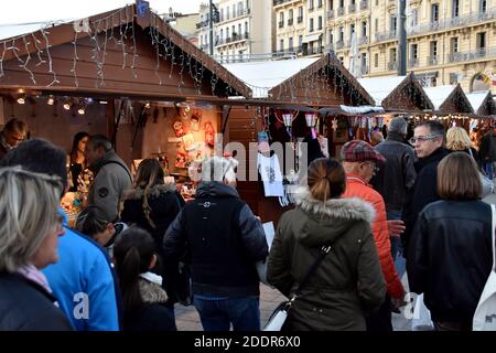 Marseille, France. 25 novembre 2017. Les gens vus sur le marché de Noël au Vieux-Port de Marseille.toutes les grandes villes françaises ont annulé leur marché de Noël en raison du coronavirus crédit: Gerard Bottino/SOPA Images/ZUMA Wire/Alay Live News Banque D'Images