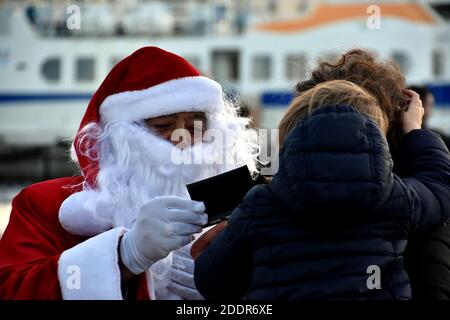 Marseille, France. 25 novembre 2017. Santa Claus prendre une photo d'un enfant sur le marché de Noël du Vieux-Port de Marseille.toutes les grandes villes françaises ont annulé leur marché de Noël en raison du coronavirus crédit: Gerard Bottino/SOPA Images/ZUMA Wire/Alay Live News Banque D'Images