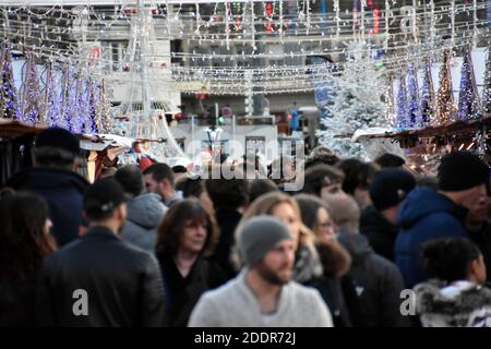 Marseille, France. 25 novembre 2017. Les gens vus sur le marché de Noël au Vieux-Port de Marseille.toutes les grandes villes françaises ont annulé leur marché de Noël en raison du coronavirus crédit: Gerard Bottino/SOPA Images/ZUMA Wire/Alay Live News Banque D'Images