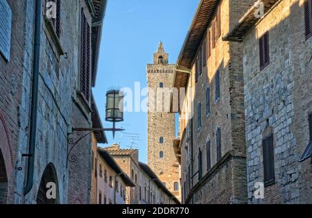 Allée dans la ville de San Gimignano - Toscane Italie Banque D'Images