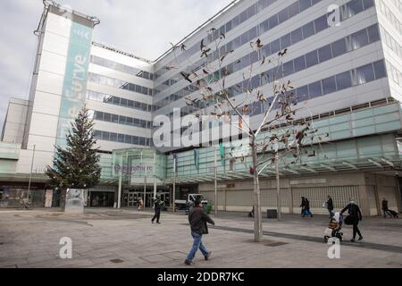 Slough, Royaume-Uni. 26 novembre 2020. Les membres du public passent par le centre-ville. Le gouvernement britannique a annoncé que Slough allait passer au niveau 3, le plus haut niveau de restrictions concernant les coronavirus, lorsque le second verrouillage imposé pour aider à prévenir la propagation de COVID-19 prendra fin après le 2 décembre. Crédit : Mark Kerrison/Alamy Live News Banque D'Images