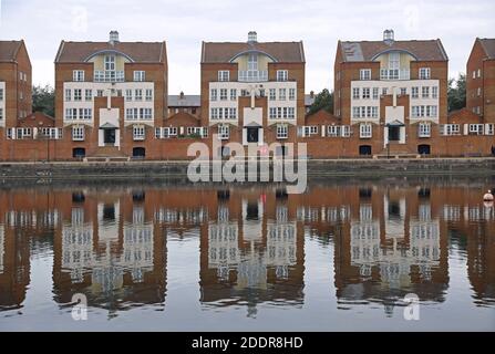 Groenland Dock, Rotherhithe, Londres, Royaume-Uni. Appartements en bord de mer sur Finland Street. Construit dans les années 1980 dans le style architectural post-moderne. Banque D'Images