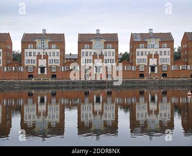 Groenland Dock, Rotherhithe, Londres, Royaume-Uni. Appartements en bord de mer sur Finland Street. Construit dans les années 1980 dans le style architectural post-moderne. Banque D'Images