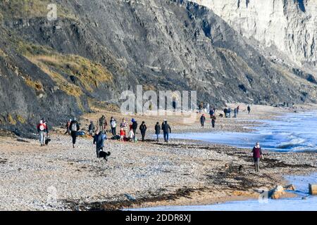 Charmouth, Dorset, Royaume-Uni. 26 novembre 2020. La plage est occupée par des personnes qui s'exerçent à Charmouth à Dorset lors d'un après-midi ensoleillé pendant le confinement de Covid-19. Crédit photo : Graham Hunt/Alamy Live News Banque D'Images