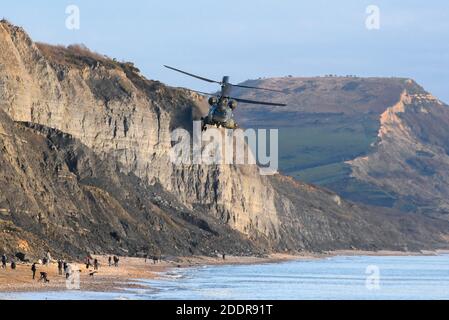 Charmouth, Dorset, Royaume-Uni. 26 novembre 2020. Un hélicoptère CH-47 Chinook survolant la plage animée de Charmouth à Dorset pendant un après-midi ensoleillé pendant le confinement de Covid-19. Crédit photo : Graham Hunt/Alamy Live News Banque D'Images