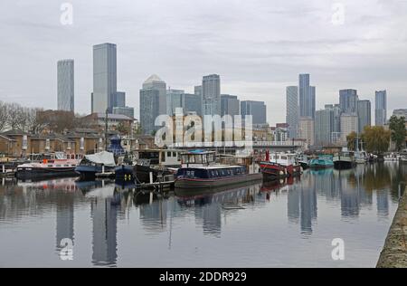 Houseboats in Greenland Dock, Rotherhithe, Londres, Royaume-Uni. Une partie de l'ancien Surrey Docks a été remanié dans les années 1980. Canary Wharf se dresse en arrière-plan. Banque D'Images