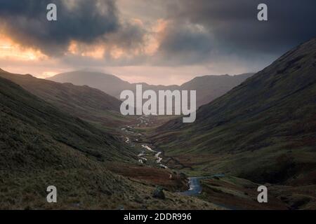 La vallée de Duddon de Wrynose Pass avec Harter Fell et Hard Knott au-delà dans le parc national de Lake District, Cumbria, Angleterre. Banque D'Images