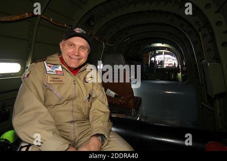 Scottish International Air Show, Low Green, Ayr, Ayrshire, Écosse.L'ingénieur de bord Randy Straughan à l'intérieur de l'aviateur canadien Avro Lancaster Réf VR-A.Le Lancaster est dédié à la mémoire du P/O Andrew Mynarski et est appelé le “Mynarski Memorial Lancaster”.Il est peint dans les couleurs de son avion KB726 – VR-A, qui a volé avec l'escadron 'Mose' no 419 de l'ARC. Banque D'Images