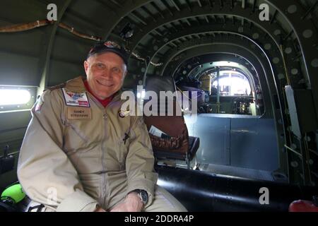 Scottish International Air Show, Low Green, Ayr, Ayrshire, Écosse.L'ingénieur de bord Randy Straughan à l'intérieur de l'aviateur canadien Avro Lancaster Réf VR-A.Le Lancaster est dédié à la mémoire du P/O Andrew Mynarski et est appelé le “Mynarski Memorial Lancaster”.Il est peint dans les couleurs de son avion KB726 – VR-A, qui a volé avec l'escadron 'Mose' no 419 de l'ARC. Banque D'Images