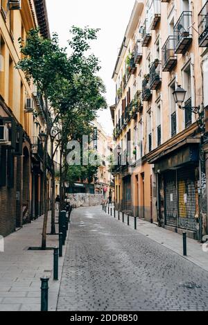 Madrid, Espagne - 4 octobre 2020 : rue traditionnelle dans le quartier d'Embajadores, dans le quartier de Lavapies, dans le centre de Madrid. Lavapies est l'un des plus cool des environs Banque D'Images