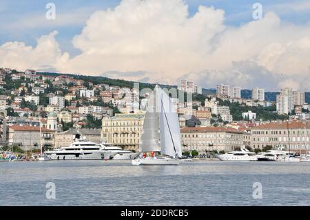 Rijeka, Croatie septembre 2020. Bateau à voile dans le port de Rijeka avec paysage urbain et ciel avec nuages en arrière-plan Banque D'Images