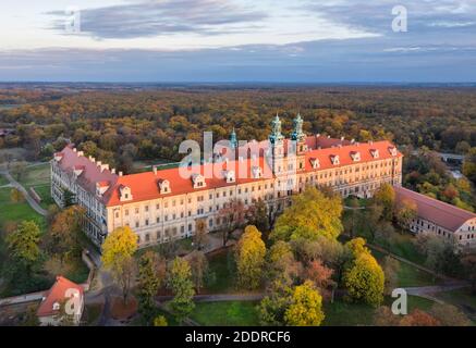 Lubiaz, Pologne. Vue aérienne de l'abbaye cistercienne historique (la plus grande au monde) Banque D'Images