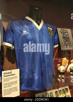 Le maillot que Diego Maradona portait lorsqu'il a joué à l'Angleterre en 1986 au Musée national du football de Manchester, il leur a été prêté pour des expositions en 2003 par l'ancien milieu de terrain d'Angleterre Hodge, Qui a échangé des chemises avec Maradona après le quart GodÕ de finale de la coupe du monde de ÔHand à Mexico il y a 34 ans. Banque D'Images