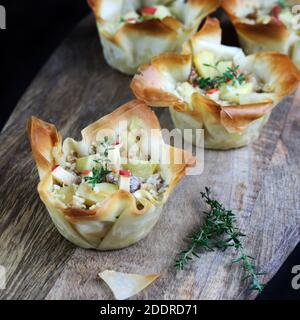 Pâte phyllo avec fromage gorgonzola, pommes et noix sur table en bois. Mise au point sélective. Banque D'Images