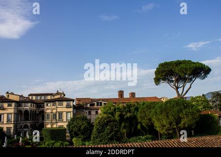 Lucca, Italie - 9 juillet 2017 : vue sur le palais et le jardin de Pfanner depuis les remparts de la ville Banque D'Images