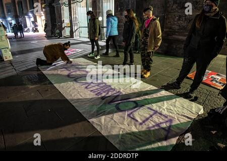 Naples, Italie. 25 novembre 2020. NAPLES, ITALIE - LE 25 novembre 25 Journée internationale contre la violence masculine à l'égard des femmes, du sexe et du sexe. De nombreux nœuds du réseau national de non una Di Meno et des collectifs féministes ont organisé des initiatives et des foules éclair. À Naples, une garnison a été lancée ce soir sur la Piazza Dante à la suite d'une campagne appelée Corpinrivolta, pour donner une place centrale aux corps attaqués, mais qui en même temps se rebelle contre la violence. (Photo par Alessandro Barone/Pacific Press/Sipa USA) crédit: SIPA USA/Alay Live News Banque D'Images