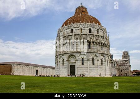 Pise, Italie - 9 juillet 2017: Vue des touristes, Baptistère San Giovanni, Campo Santo, Cathédrale de Pise et Tour penchée sur la Piazza dei Miracoli Banque D'Images