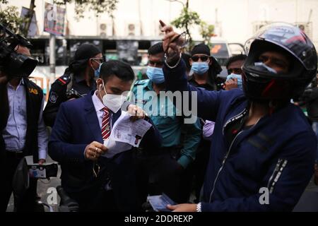 Dhaka, Bangladesh. 26 novembre 2020 : le magistrat du tribunal mobile donne des masques aux personnes qui étaient dans la rue sans masques. Crédit: Md Rakibul Hasan/ZUMA Wire/Alay Live News Banque D'Images