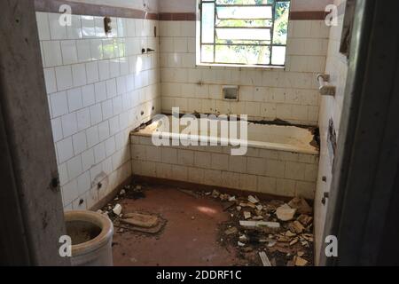 baignoire de l'hôtel, hôtel touristique, hôtel abandonné, salle de bains semi-détruite, étages, Carreaux, fenêtre en verre, Brésil, Amérique du Sud Banque D'Images