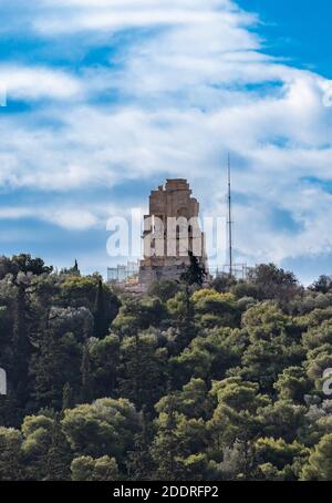 Monument de Philopapos au sommet de la colline de Filoppapou, ciel bleu ciel nuageux. Athènes, Grèce, Banque D'Images