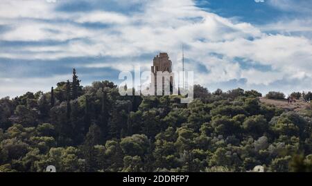 Monument de Philopapos au sommet de la colline de Filoppapou, ciel bleu ciel nuageux. Athènes, Grèce, Banque D'Images