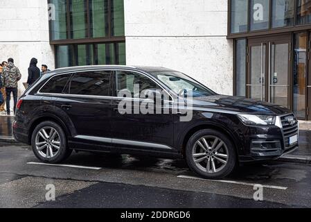 Audi Q8 garée dans une rue de la ville, à Budapest, Hongrie. Banque D'Images