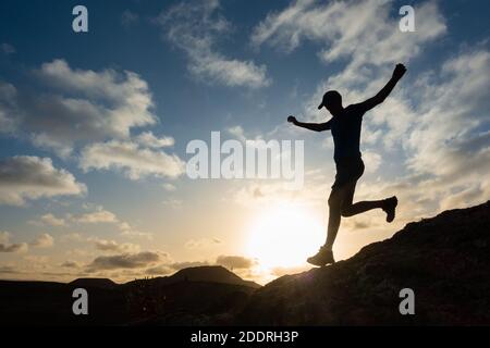 Jogging, coureur, descente au lever du soleil. Banque D'Images