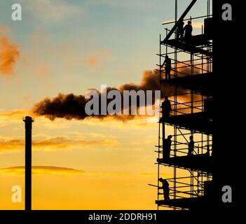 Échafaudage, échafaudage, contre le ciel coloré au crépuscule. Chantier de construction, chantier de construction, distance sociale, réchauffement climatique, fabrication... concept Banque D'Images