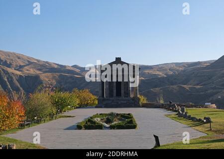 Vue latérale du Temple de Garni le seul bâtiment gréco-romain en Arménie et l'ancien Unio soviétique construit dans l'ordre Ionique par le roi Tiridates I au premier siècle AD comme un temple au Dieu du soleil MiHR dans le village de Garni, Arménie Banque D'Images