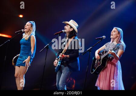 Offenburg, Allemagne. 20 novembre 2020. Les musiciens Stefanie Hertel (de gauche à droite), Lanny Lanner et Johanna Mross aka plus que des mots se produisent sur scène pendant un enregistrement TV. Le Bayerischer Rundfunk (BR), la radio et la télévision suisses (SRF) et l'Austrian Broadcasting Corporation (ORF) ont enregistré un spectacle de la Saint-Sylvestre avec de nombreux invités importants dans une production conjointe. Credit: Philipp von Ditfurth/dpa/Alay Live News Banque D'Images