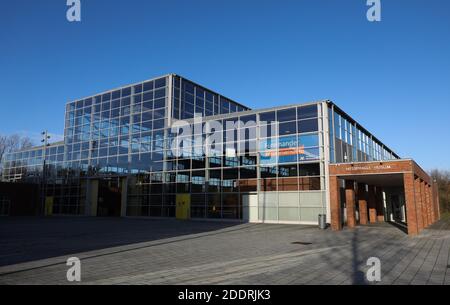 Husum, Allemagne. 26 novembre 2020. Vue extérieure du hall d'exposition Husum, où un centre de vaccination est en cours de construction. Les centres de vaccination de Corona dans les 15 districts et les villes indépendantes du Schleswig-Holstein devraient être prêts à commencer à la mi-décembre. Credit: Christian Charisius/dpa/Alay Live News Banque D'Images