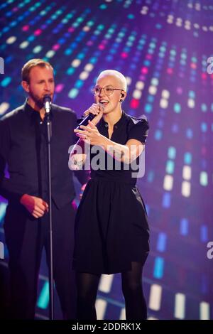 20 novembre 2020, Bade-Wurtemberg, Offenburg: La musicienne Stefanie Heinzmann se produit pendant un enregistrement TV. La radio bavaroise (BR), la radio et la télévision suisses (SRF) et la radio autrichienne (ORF) ont enregistré un spectacle de la Saint-Sylvestre avec de nombreux invités importants dans une production conjointe. Photo: Philipp von Ditfurth/dpa Banque D'Images