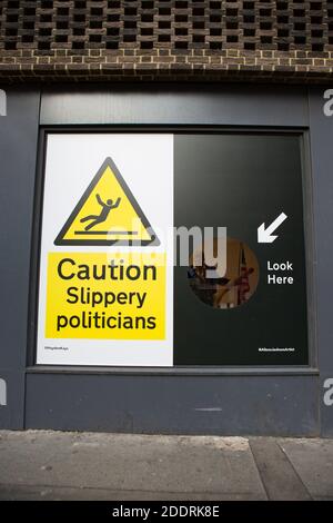 Londres, Royaume-Uni. 26 novembre 2020. Un panneau de mise en garde vu à l'installation d'art de Trump et de Miss Universe par l'artiste anglais Alison Jackson à Brewery Street, Soho Londres. Crédit : SOPA Images Limited/Alamy Live News Banque D'Images