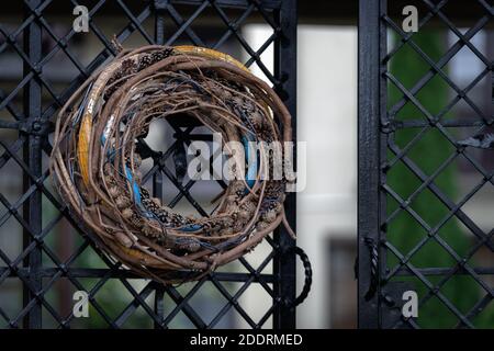 Superbe couronne moderne de l'Avent minimaliste faite de branches d'arbre, d'osier, de cônes de pin, décorée de fils bleu foncé et de jouets en plastique brillant azur Banque D'Images