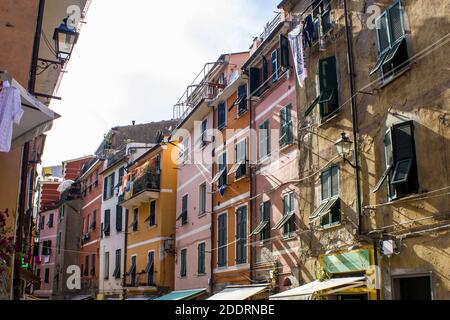 Vernazza, Italie - 8 juillet 2017 : vue sur les bâtiments traditionnels colorés de Vernazza, Cinque Terre, le temps d'un soleil Banque D'Images