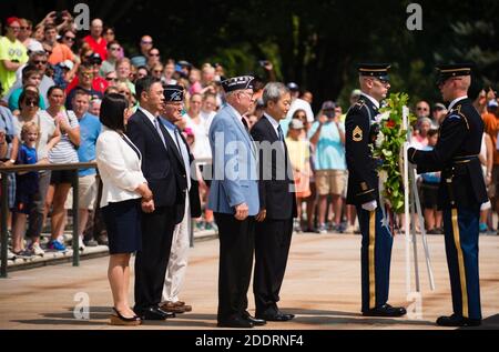 Le président de la Korean War Veterans Association, Inc., Larry Kinard, et l'ambassadeur de la République de Corée, Ahn Ho-Young, ont déposé une couronne à la tombe du soldat inconnu dans le cimetière national d'Arlington Banque D'Images