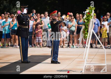 Le président de la Korean War Veterans Association, Inc., Larry Kinard, et l'ambassadeur de la République de Corée, Ahn Ho-Young, ont déposé une couronne à la tombe du soldat inconnu dans le cimetière national d'Arlington Banque D'Images