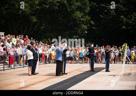 Le président de la Korean War Veterans Association, Inc., Larry Kinard, et l'ambassadeur de la République de Corée, Ahn Ho-Young, ont déposé une couronne à la tombe du soldat inconnu dans le cimetière national d'Arlington Banque D'Images