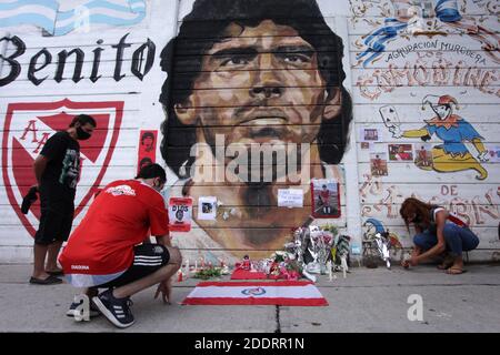 Buenos Aires, Buenos Aires, Argentine. 25 novembre 2020. Les fans créent un sanctuaire au Club Argentino Juniors, où Maradona a commencé sa carrière professionnelle, et de payer leurs derniers respects. Le légendaire joueur de football argentin Maradona est décédé à l'âge de 60 ans. Credit: Carol Smiljan/ZUMA Wire/Alay Live News Banque D'Images