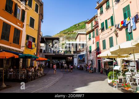 Vernazza, Italie - 8 juillet 2017 : vue sur les touristes dans la vieille ville de Vernazza lors d'une journée d'été Banque D'Images