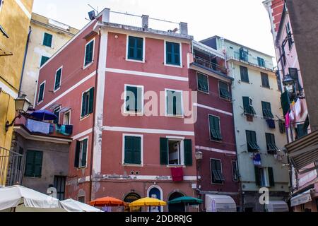 Vernazza, Italie - 8 juillet 2017 : vue sur les anciens bâtiments traditionnels lors d'une journée d'été Banque D'Images