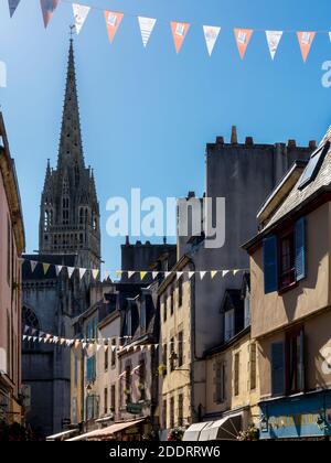 Bâtiments historiques dans la vieille ville à proximité de la cathédrale Saint-Corentin à Quimper la capitale de Finisterre en Bretagne nord-ouest de la France. Banque D'Images